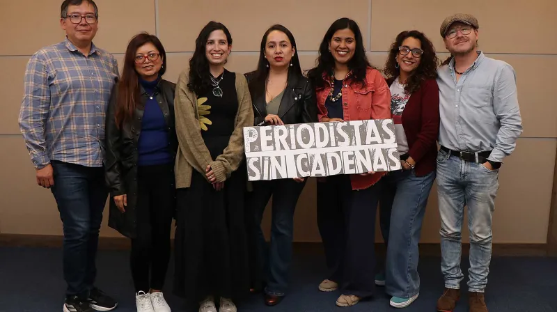 Seven people holding a sign saying Periodistas Sin Cadenas