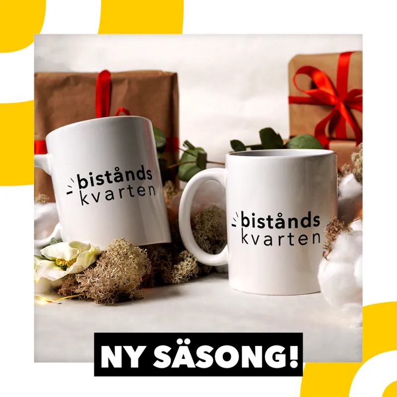 Två vita koppar med texten Biståndskvarten står bland mossa och julklappar. Längst ned i bilden finns texten ny säsong. En gul och vit ram omger fotot.